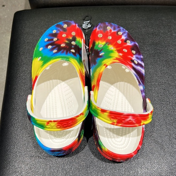 ☆NEW☆ Crocs Unisex Classic Tye Dye Graphic Clogs - Picture 3 of 5